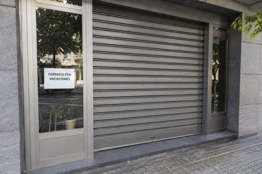 Cómo proteger tu local durante vacaciones si tienes cierre metálico